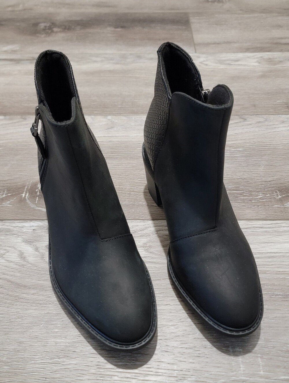 Clarks Women's Black Ankle Booties - Sleek Side-Zip Chelsea Style (Sz 8M)
